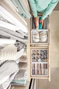 Mujer organizando un armario con cajones